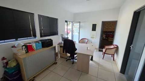 Hoffman Park, 43 Harriet Avenue, Driehoek - Unit 14 - Ladena Holdings - Warehouse Available To Let in Germiston - 490m² (12)
